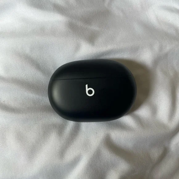 Beats Studio Buds. Lightly used, great condition, work as new.